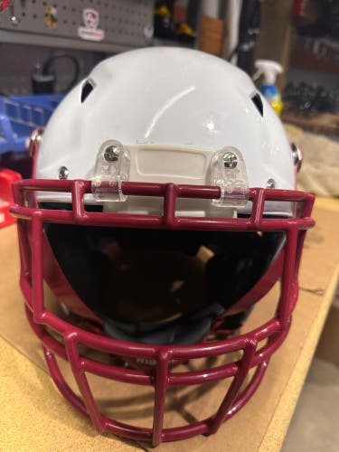 USED SCHUTT VENGEANCE Z-10 ADULT FOOTBALL HELMET - MEDIUM - WHITE - REJECT