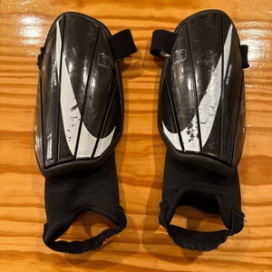 Youth Unisex Medium Nike Charge Shin Guards (Used)