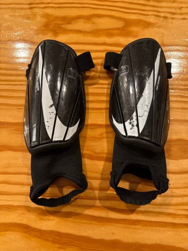 Youth Unisex Medium Nike Charge Shin Guards (Used)