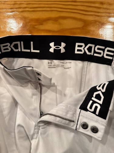 White Unisex Small Youth Under Armour tapered piped Game Pants (Used)