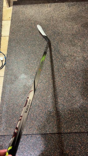 Intermediate Bauer Vapor Hyperlite 2 Left Hand Hockey Stick P92 65 Flex