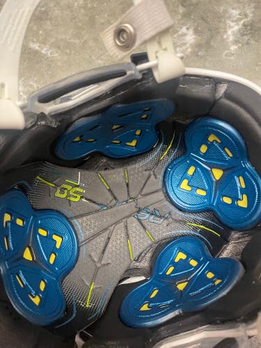 Medium Bauer Re-Akt 150 Helmet (Used)