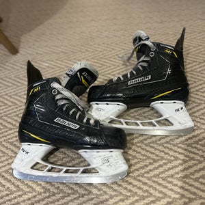 Black 2022 Bauer Supreme M1 Hockey Skates Regular Width Size 3.5 (Used)