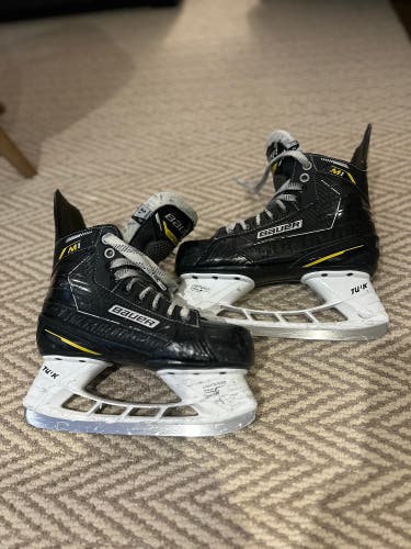 Black 2022 Bauer Supreme M1 Hockey Skates Regular Width Size 3.5 (Used)