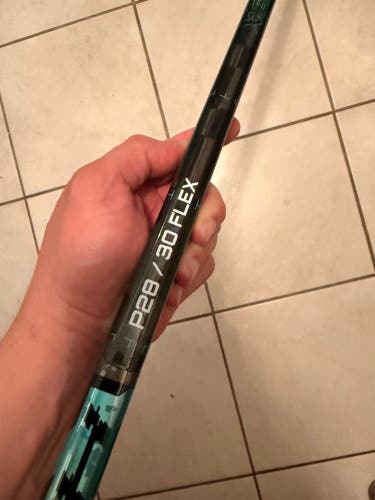 Youth Bauer Twitch Hockey Stick Right Handed P28 30 Flex (Used)