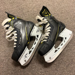 Hockey Player Skates - CCM Ribcor