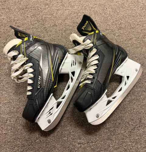 Hockey Player Skates - CCM Ribcor