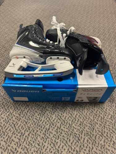 Bauer Vapor Flylite Hockey Skates Size 4 (New) Fit 2
