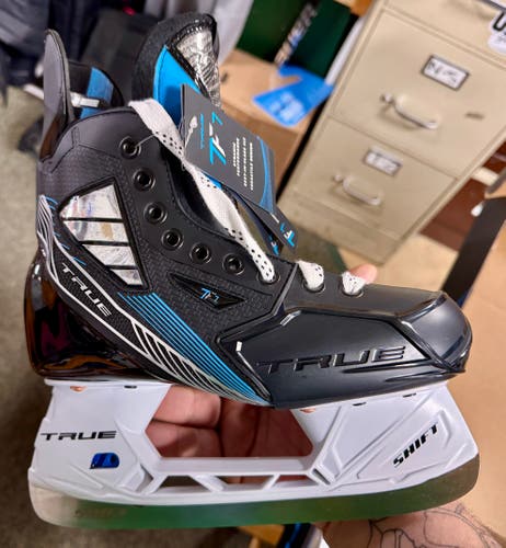 2020 True TF7 Hockey Skates Regular Width Size 2.5  Junior (New)
