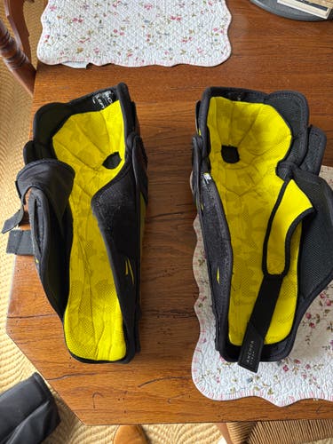 Junior Bauer 3S Pro 12" Shin Pads (Used)
