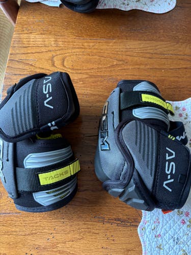 Junior Medium CCM Tacks AS-V Elbow Pads (Used)
