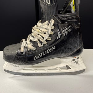 Black 2023 Bauer Vapor Hyperlite 2 Hockey Skates Regular Width Pro Stock 9.5 (Used)