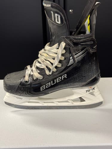 Black 2023 Bauer Vapor Hyperlite 2 Hockey Skates Regular Width Pro Stock 9.5 (Used)