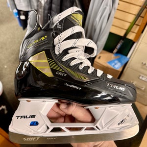 Black 2024 True Catalyst 7 Hockey Skates Regular Width 7 Senior (New)