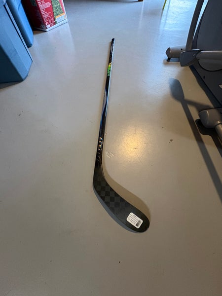 Intermediate Bauer Vapor Flylite Right Handed Hockey Stick P28 65 Flex (New)