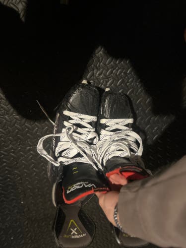 2021 Bauer Vapor Hyperlite Hockey Skates 10 (Used)