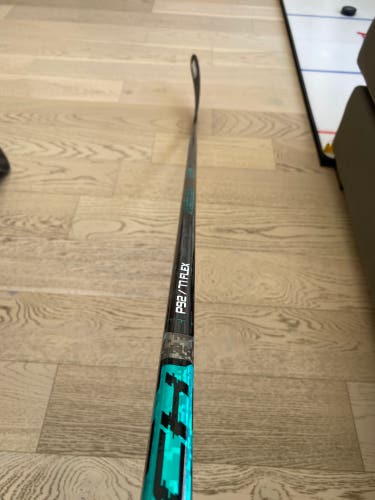 Senior Bauer Twitch Right Handed Hockey Stick P92 77 Flex (New)