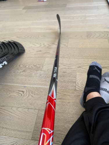 Senior Bauer Vapor Flylite Right Handed Hockey Stick P28 77 Flex (New)