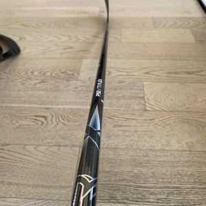 Senior Bauer Vapor Flylite Right Handed Hockey Stick P28 77 Flex (New)