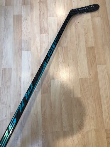 Senior Bauer Pulse Hockey Stick Right Handed P28 70 Flex (Used)