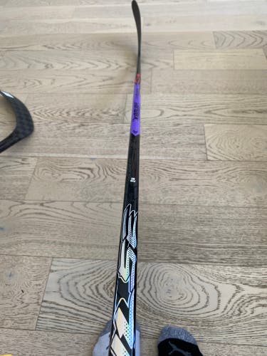 Intermediate Bauer Pulse Right Handed Hockey Stick P28 55 Flex (New)