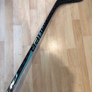 Senior Bauer Pulse Hockey Stick Right Handed P28 77 Flex (Used)