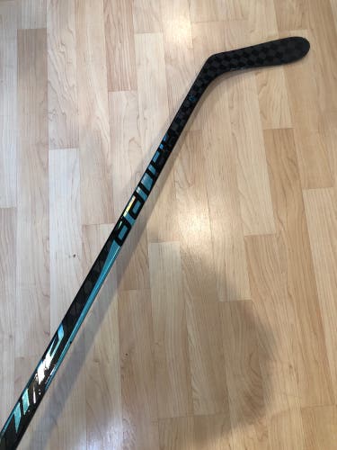 Junior Bauer Pulse Hockey Stick Right Handed P28 55 Flex (Used)