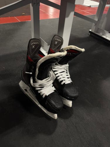 Red Bauer Vapor Hockey Skates 6.5 (Used)