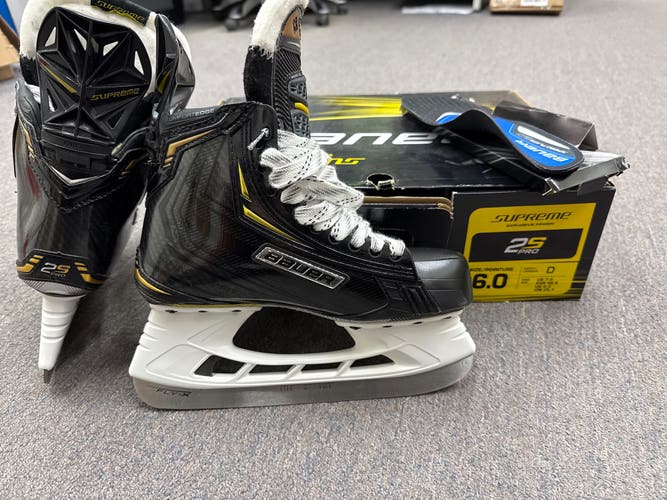 2018 Bauer Supreme 2S Pro Hockey Skates Regular Width Size 6 (New)