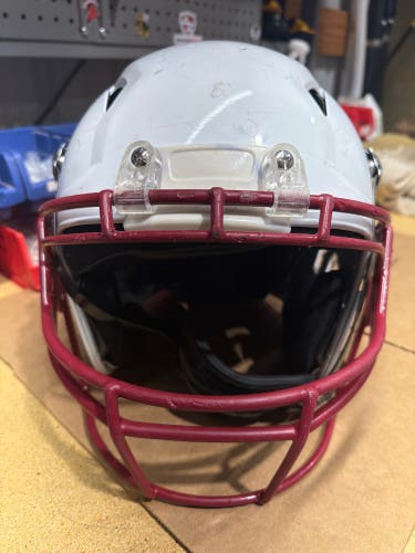 USED SCHUTT VENGEANCE Z-10 ADULT FOOTBALL HELMET - MEDIUM - WHITE - REJECT