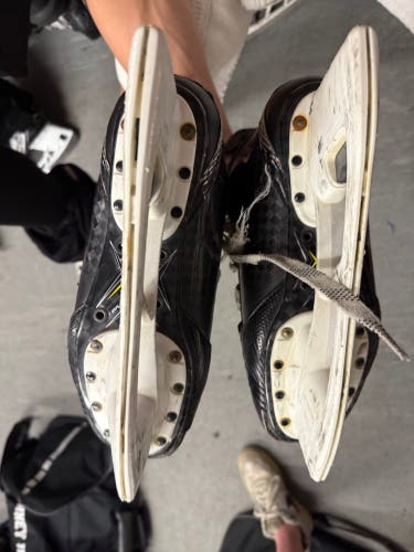 Black 2024 Bauer Supreme Shadow Hockey Skates Regular Width 8.5 (Used)