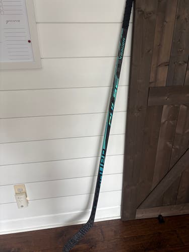 Senior Bauer Pulse Right Handed Hockey Stick P88 70 Flex (Lightly Used)