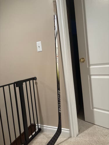 Senior Bauer Vapor Hyperlite 2 Right Handed Hockey Stick P28 65 Flex (Used)