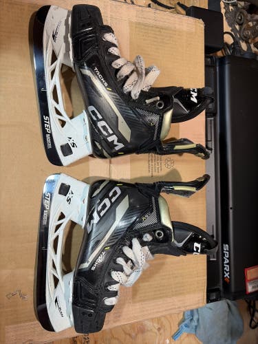 2022 CCM AS-V Hockey Skates Regular Width Size 1 (Used)
