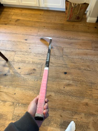 Intermediate Bauer Vapor LTX Pro + Right Handed Hockey Stick P28 65 Flex (Used)