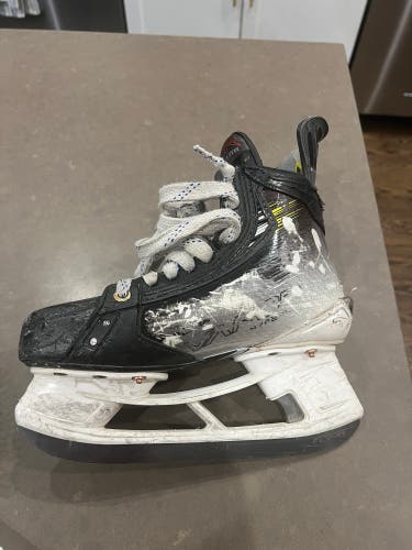 Used Bauer Vapor Hyperlite 2 Hockey Skates Size 4.5