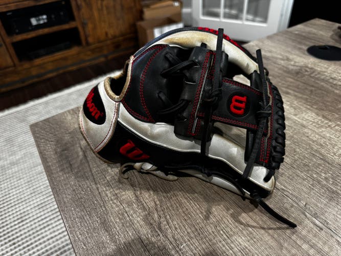Wilson A2000 RH Baseball Glove 11.5" (Used)