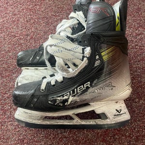 2023 Bauer Vapor Hyperlite 2 Hockey Skates Regular Width 7.5 (Used)