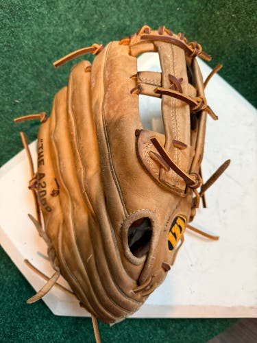 Wilson A2000 RH Outfield Softball Glove 12.5" (Used)