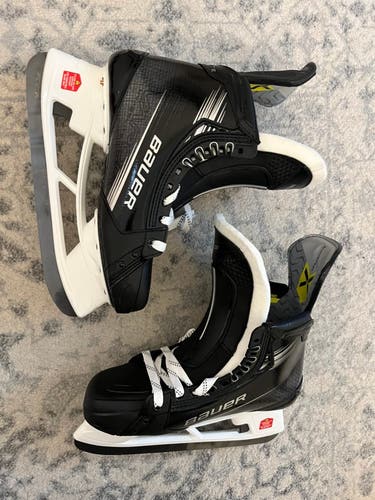 Black 2023 Bauer Vapor Hyperlite 2 Hockey Skates Regular Width Pro Stock 10 (New)