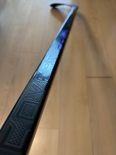 Warrior Covert QR6 Pro Right Handed Intermediate Hockey Stick W28 (P28) 65 Flex (Used)