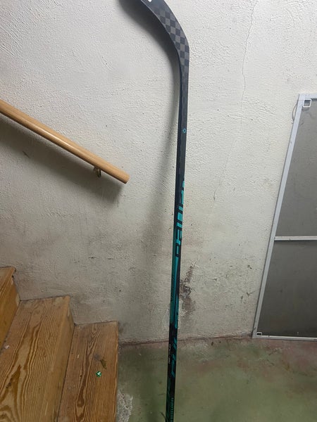 Senior Bauer Pulse Right Handed Hockey Stick P28 77 Flex (New)