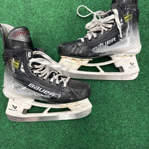 Intermediate Bauer Vapor Hyperlite 2 Hockey Skates (Fit 1) Size 6.5 (Used)