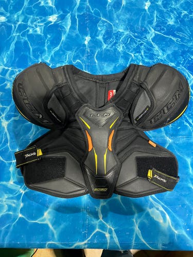 Large Junior CCM Tacks 9080 Shoulder Pads (Used)