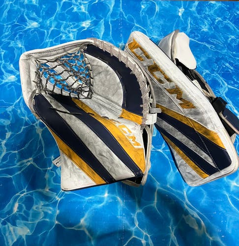 Senior CCM Extreme Flex 5.5 Goalie Gloves & Blockers Regular (Used)