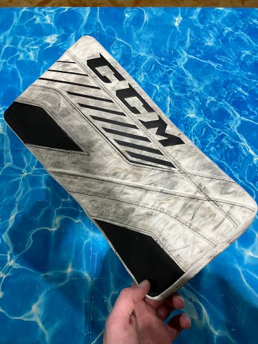 Intermediate CCM Axis 1.9 Goalie Gloves & Blockers Regular (Used)