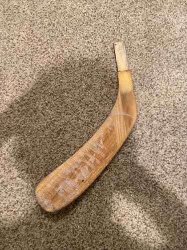 2 Easton Synthesis RH Stick Blade Sakic Pattern