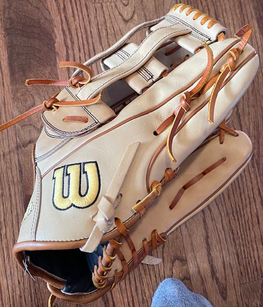 Wilson RH Outfield A2000 1799 Baseball Glove 12.75" (Used)