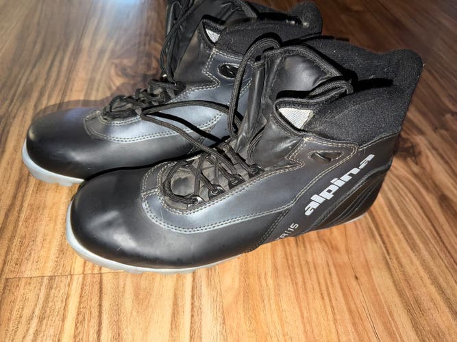 Alpina Cross Country Ski Boots TR-15 size 44 woman 12 men 10.5