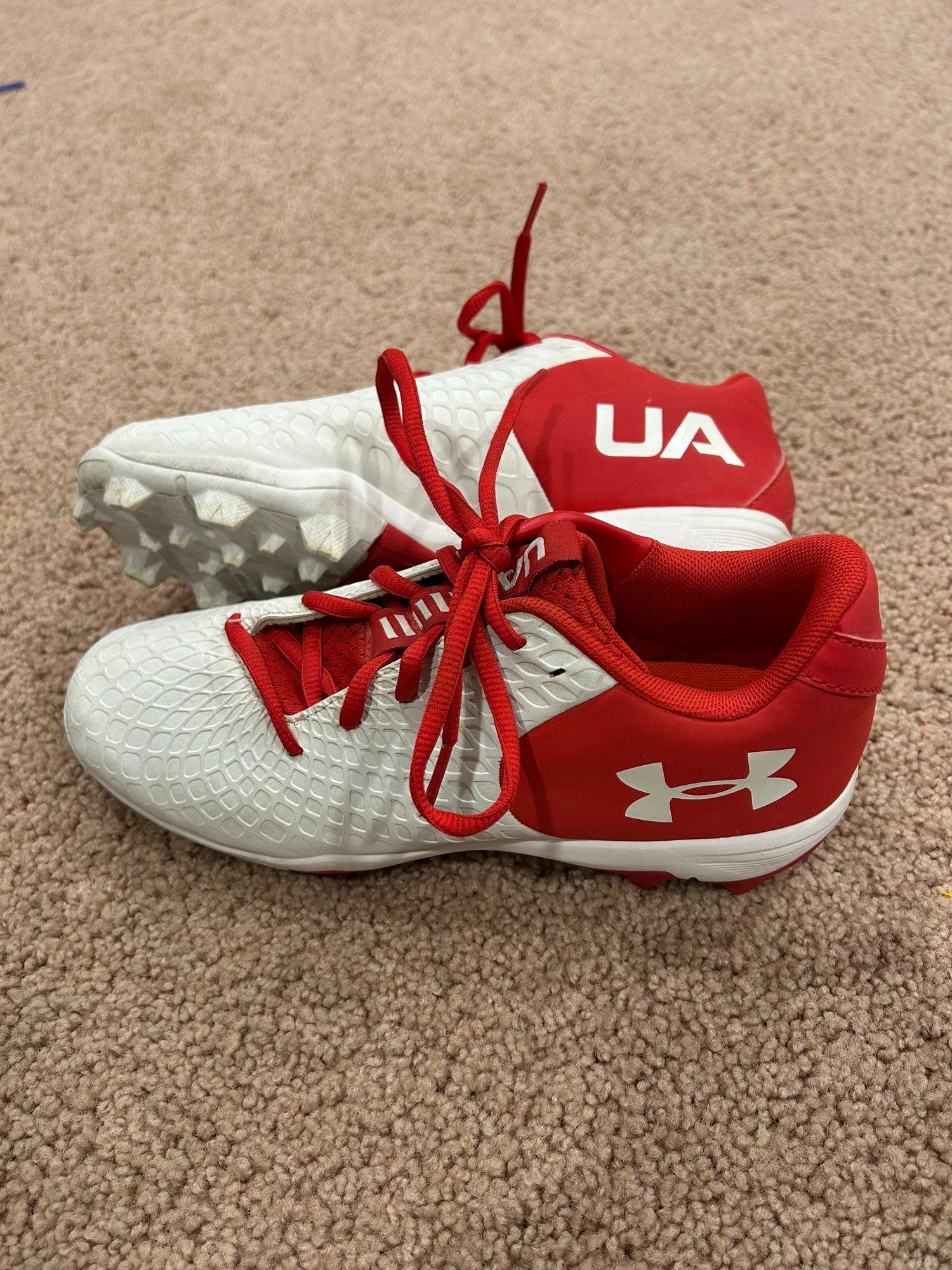 red and white mizuno softball cleats